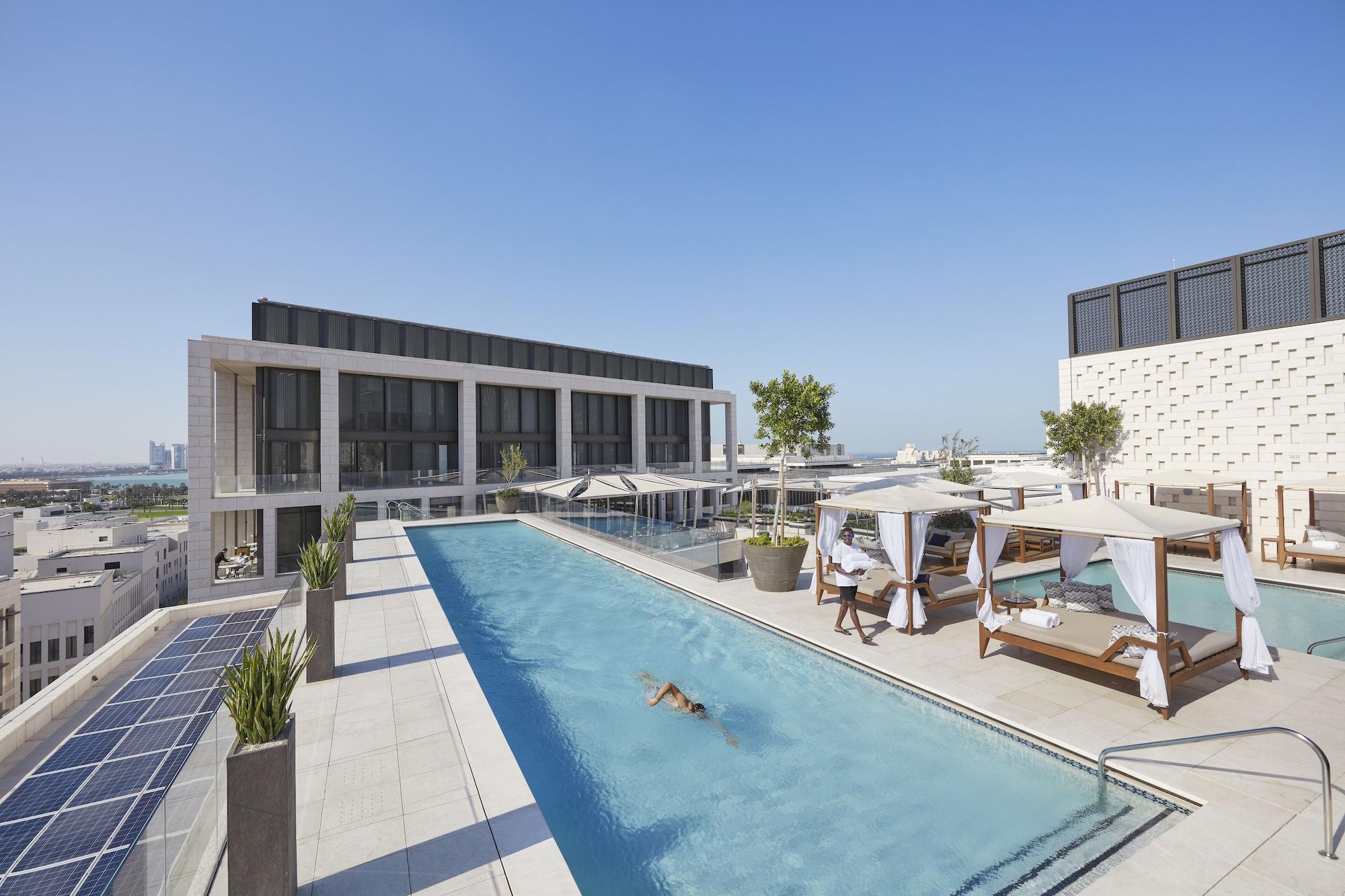 Mandarin Oriental, Doha Hotel Luaran gambar The swimming pool at the top of the hotel