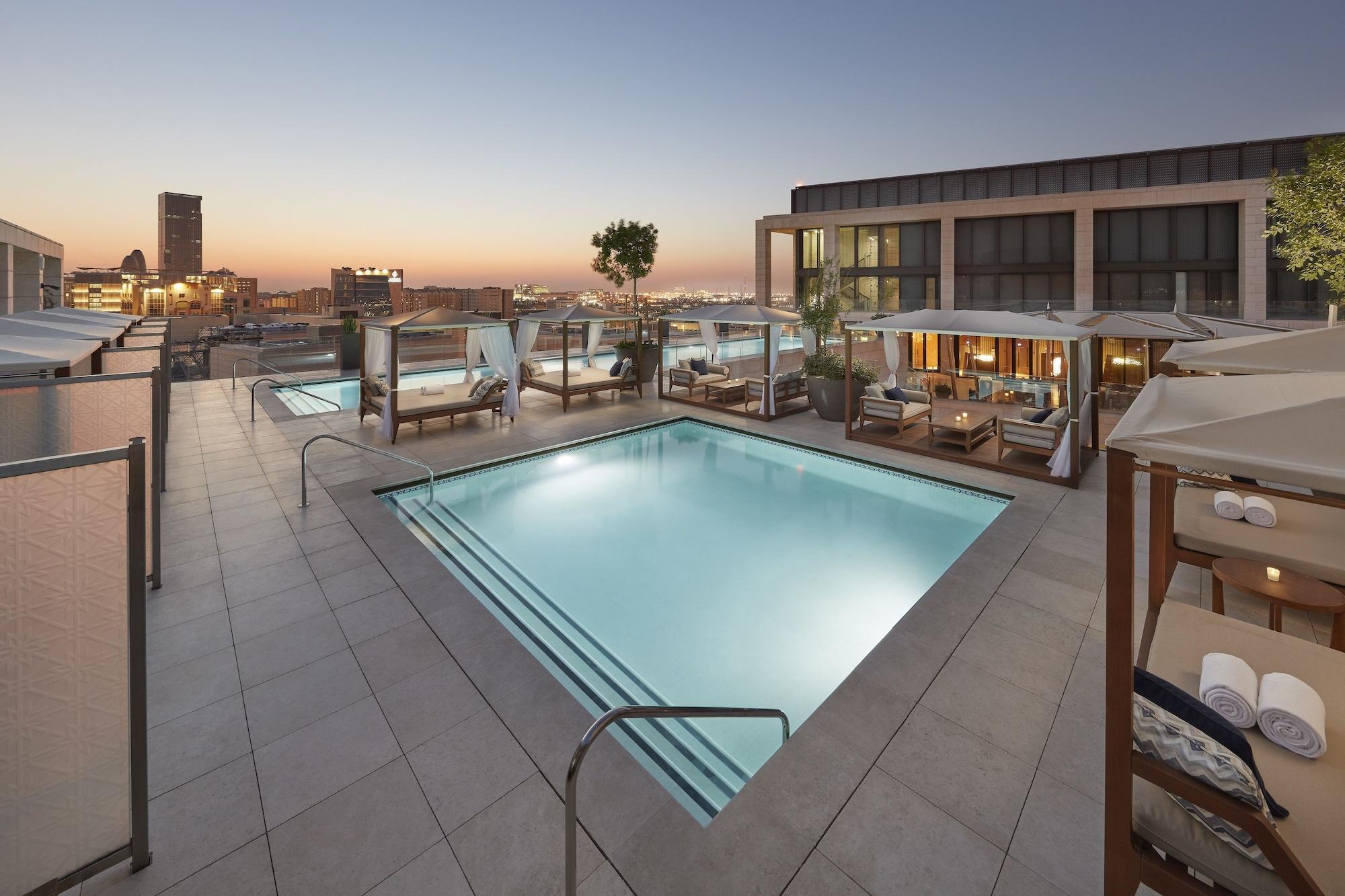 Mandarin Oriental, Doha Hotel Luaran gambar The rooftop pool at the Four Seasons Hotel