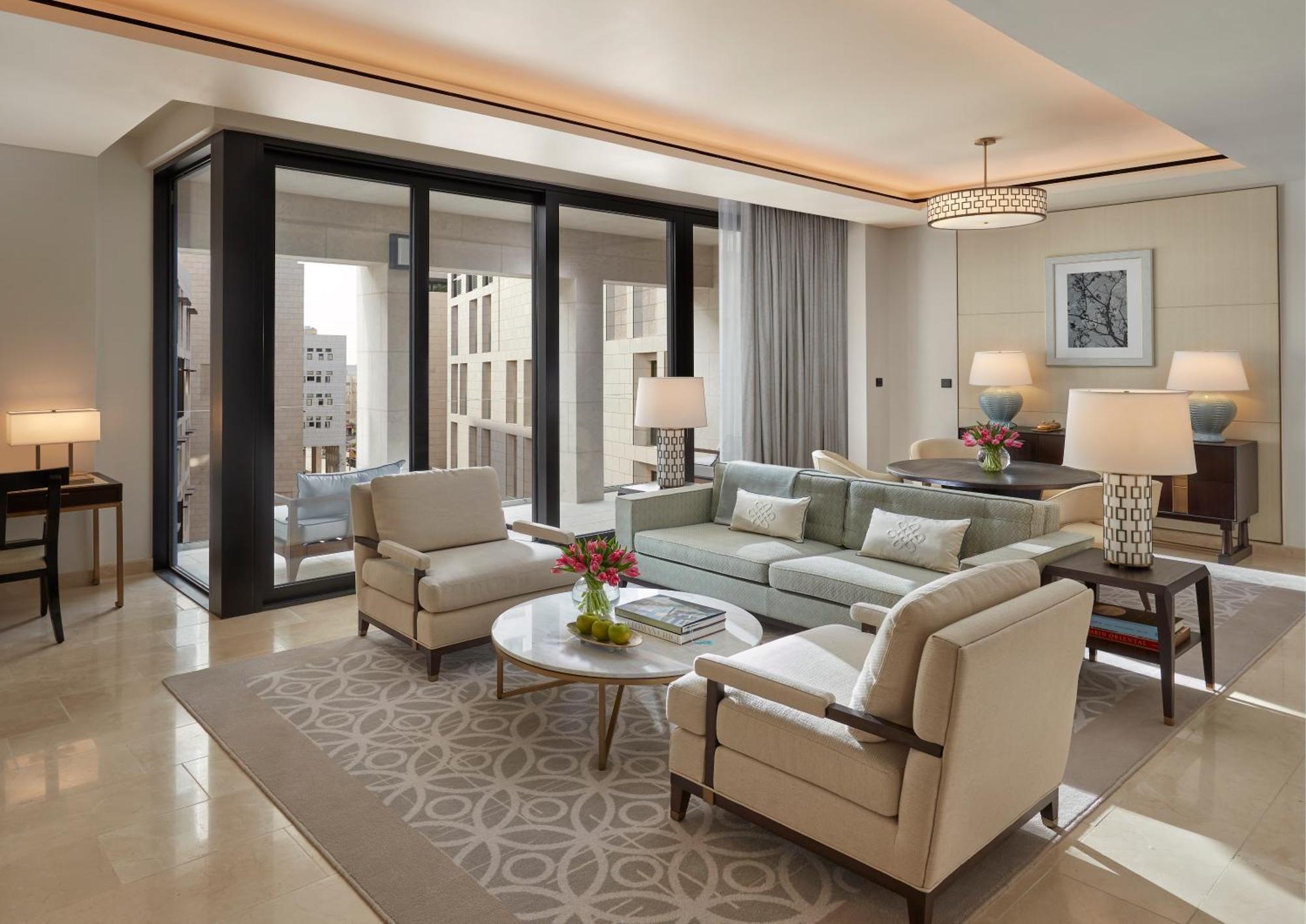 Mandarin Oriental, Doha Hotel Luaran gambar A living room at the Ritz-Carlton, DIFC