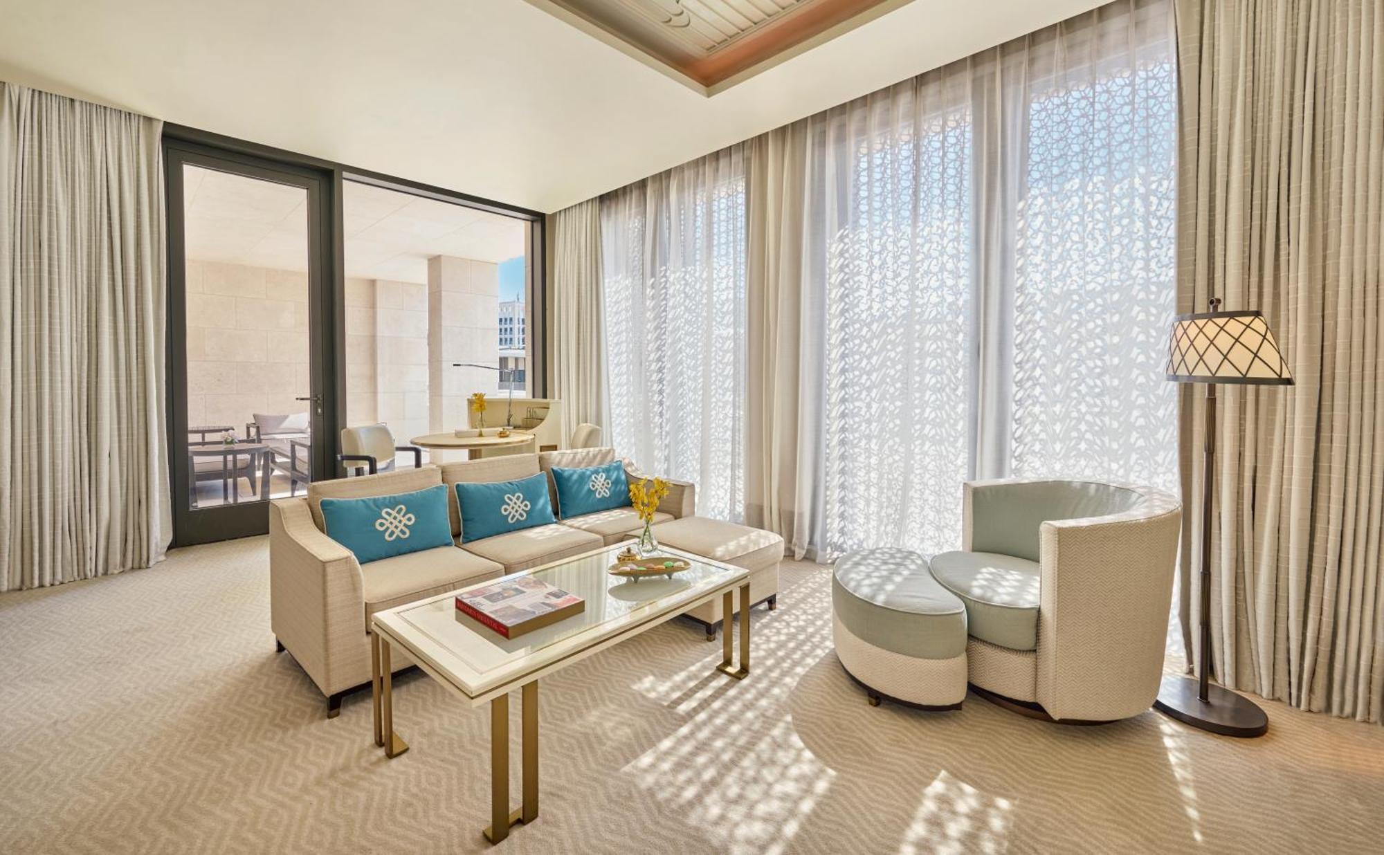Mandarin Oriental, Doha Hotel Luaran gambar A living room at the hotel